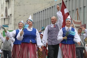 Skati «Novadu dižošanās» - dziesmu un deju svētku dalībnieku gājienu Rīgā 3