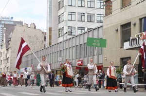 Skati «Novadu dižošanās» - dziesmu un deju svētku dalībnieku gājienu Rīgā 33