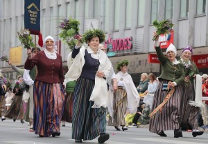 Skati «Novadu dižošanās» - dziesmu un deju svētku dalībnieku gājienu Rīgā 39