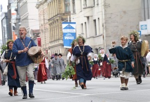 Skati «Novadu dižošanās» - dziesmu un deju svētku dalībnieku gājienu Rīgā 4
