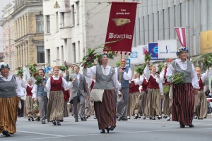 Skati «Novadu dižošanās» - dziesmu un deju svētku dalībnieku gājienu Rīgā 42