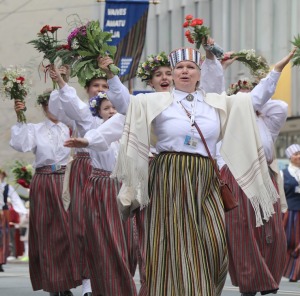 Skati «Novadu dižošanās» - dziesmu un deju svētku dalībnieku gājienu Rīgā 44