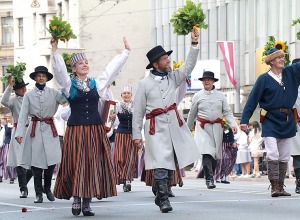 Skati «Novadu dižošanās» - dziesmu un deju svētku dalībnieku gājienu Rīgā 45