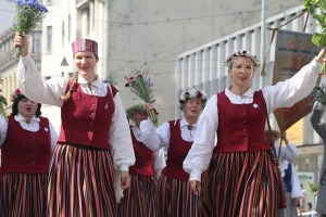 Skati «Novadu dižošanās» - dziesmu un deju svētku dalībnieku gājienu Rīgā 47