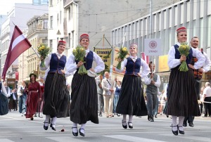 Skati «Novadu dižošanās» - dziesmu un deju svētku dalībnieku gājienu Rīgā 49