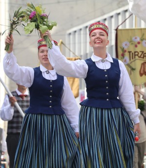 Skati «Novadu dižošanās» - dziesmu un deju svētku dalībnieku gājienu Rīgā 50