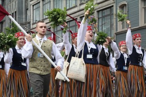 Skati «Novadu dižošanās» - dziesmu un deju svētku dalībnieku gājienu Rīgā 54