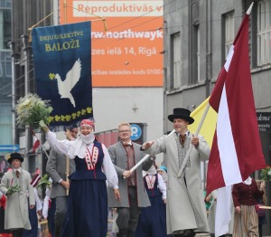Skati «Novadu dižošanās» - dziesmu un deju svētku dalībnieku gājienu Rīgā 55