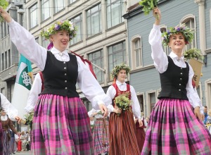 Skati «Novadu dižošanās» - dziesmu un deju svētku dalībnieku gājienu Rīgā 57
