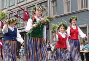 Skati «Novadu dižošanās» - dziesmu un deju svētku dalībnieku gājienu Rīgā 58