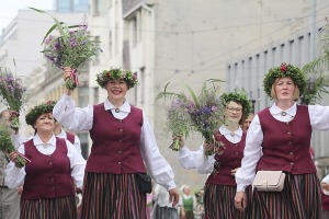 Skati «Novadu dižošanās» - dziesmu un deju svētku dalībnieku gājienu Rīgā 6