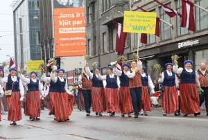 Skati «Novadu dižošanās» - dziesmu un deju svētku dalībnieku gājienu Rīgā 61