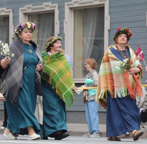 Skati «Novadu dižošanās» - dziesmu un deju svētku dalībnieku gājienu Rīgā 65
