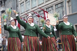 Skati «Novadu dižošanās» - dziesmu un deju svētku dalībnieku gājienu Rīgā 67