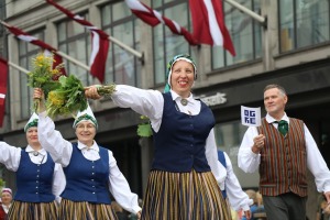 Skati «Novadu dižošanās» - dziesmu un deju svētku dalībnieku gājienu Rīgā 69