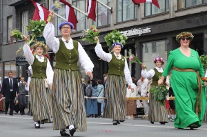 Skati «Novadu dižošanās» - dziesmu un deju svētku dalībnieku gājienu Rīgā 71