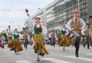 Skati «Novadu dižošanās» - dziesmu un deju svētku dalībnieku gājienu Rīgā 73