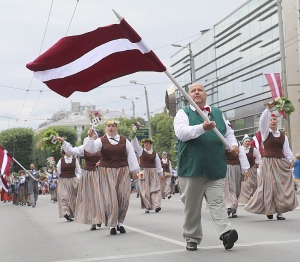 Skati «Novadu dižošanās» - dziesmu un deju svētku dalībnieku gājienu Rīgā 75