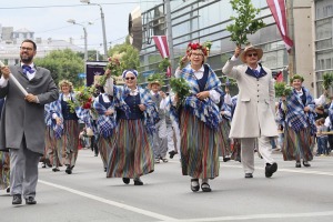 Skati «Novadu dižošanās» - dziesmu un deju svētku dalībnieku gājienu Rīgā 76
