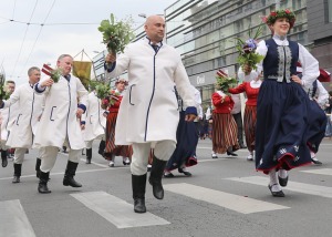 Skati «Novadu dižošanās» - dziesmu un deju svētku dalībnieku gājienu Rīgā 78