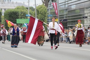 Skati «Novadu dižošanās» - dziesmu un deju svētku dalībnieku gājienu Rīgā 80