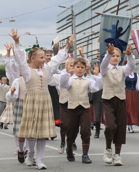 Skati «Novadu dižošanās» - dziesmu un deju svētku dalībnieku gājienu Rīgā 83