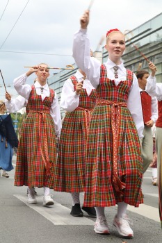Skati «Novadu dižošanās» - dziesmu un deju svētku dalībnieku gājienu Rīgā 85
