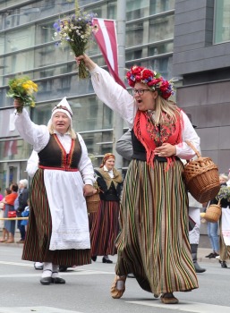 Skati «Novadu dižošanās» - dziesmu un deju svētku dalībnieku gājienu Rīgā 86