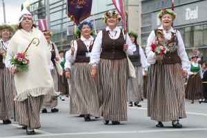 Skati «Novadu dižošanās» - dziesmu un deju svētku dalībnieku gājienu Rīgā 88