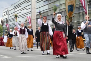 Skati «Novadu dižošanās» - dziesmu un deju svētku dalībnieku gājienu Rīgā 89