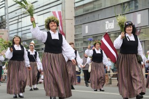 Skati «Novadu dižošanās» - dziesmu un deju svētku dalībnieku gājienu Rīgā 90