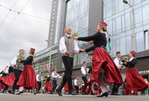 Skati «Novadu dižošanās» - dziesmu un deju svētku dalībnieku gājienu Rīgā 91