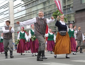 Skati «Novadu dižošanās» - dziesmu un deju svētku dalībnieku gājienu Rīgā 93