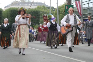 Skati «Novadu dižošanās» - dziesmu un deju svētku dalībnieku gājienu Rīgā 94