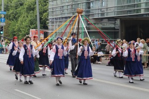 Skati «Novadu dižošanās» - dziesmu un deju svētku dalībnieku gājienu Rīgā 96