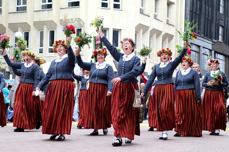 Rīdzinieki skata dziesmu un deju svētku dalībnieku gājienu Rīgā - «Novadu dižošanās» 338742