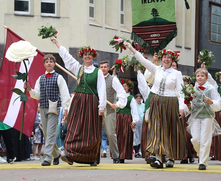 Rīdzinieki skata dziesmu un deju svētku dalībnieku gājienu Rīgā - «Novadu dižošanās» 338751