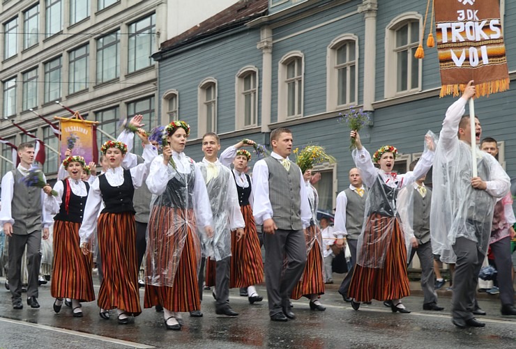 Rīdzinieki skata dziesmu un deju svētku dalībnieku gājienu Rīgā - «Novadu dižošanās» 338841