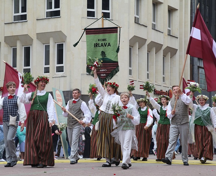 Rīdzinieki skata dziesmu un deju svētku dalībnieku gājienu Rīgā - «Novadu dižošanās» 338752