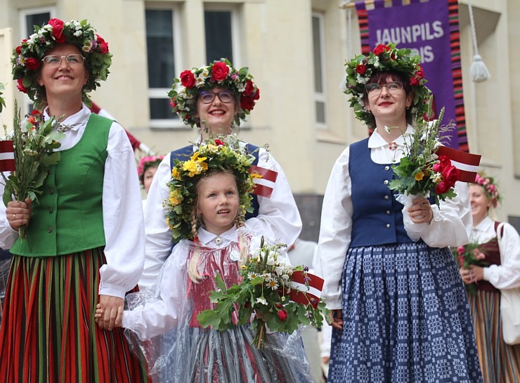 Rīdzinieki skata dziesmu un deju svētku dalībnieku gājienu Rīgā - «Novadu dižošanās» 338753