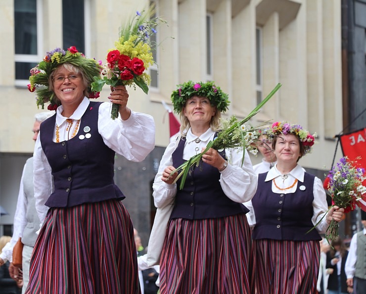 Rīdzinieki skata dziesmu un deju svētku dalībnieku gājienu Rīgā - «Novadu dižošanās» 338754