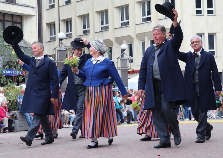 Rīdzinieki skata dziesmu un deju svētku dalībnieku gājienu Rīgā - «Novadu dižošanās» 338755
