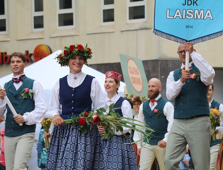 Rīdzinieki skata dziesmu un deju svētku dalībnieku gājienu Rīgā - «Novadu dižošanās» 338756
