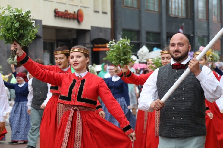 Rīdzinieki skata dziesmu un deju svētku dalībnieku gājienu Rīgā - «Novadu dižošanās» 338758