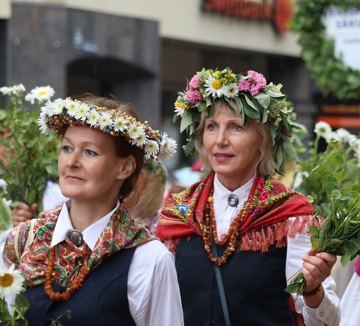 Rīdzinieki skata dziesmu un deju svētku dalībnieku gājienu Rīgā - «Novadu dižošanās» 338759