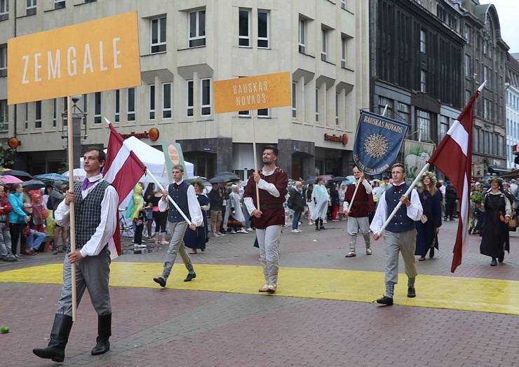 Rīdzinieki skata dziesmu un deju svētku dalībnieku gājienu Rīgā - «Novadu dižošanās» 338760