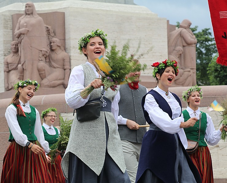 Rīdzinieki skata dziesmu un deju svētku dalībnieku gājienu Rīgā - «Novadu dižošanās» 338743