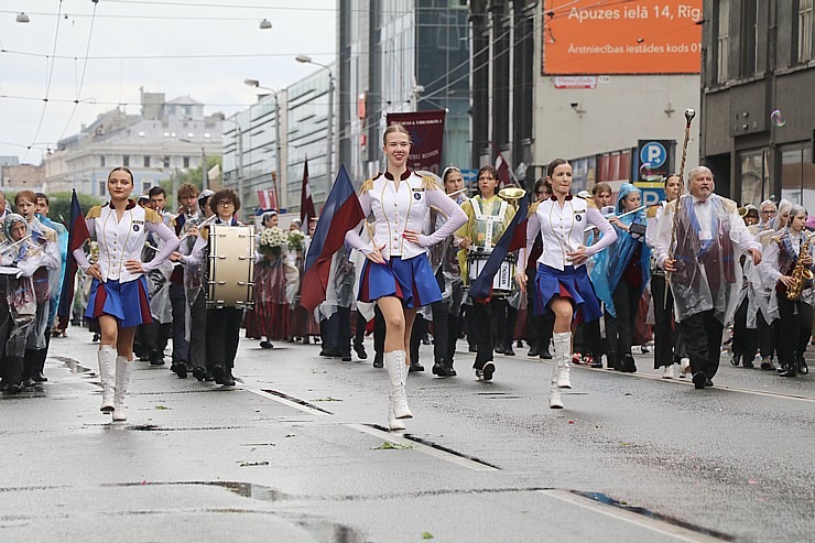 Rīdzinieki skata dziesmu un deju svētku dalībnieku gājienu Rīgā - «Novadu dižošanās» 338762