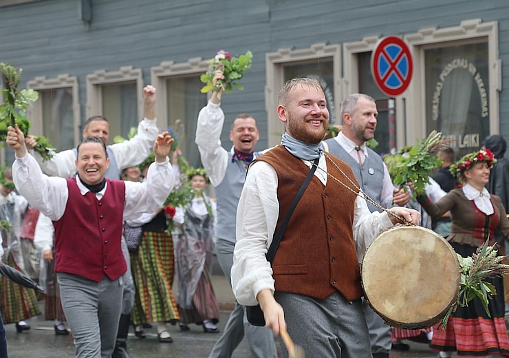 Rīdzinieki skata dziesmu un deju svētku dalībnieku gājienu Rīgā - «Novadu dižošanās» 338763