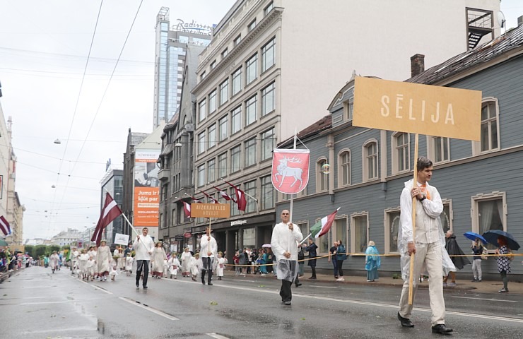 Rīdzinieki skata dziesmu un deju svētku dalībnieku gājienu Rīgā - «Novadu dižošanās» 338764